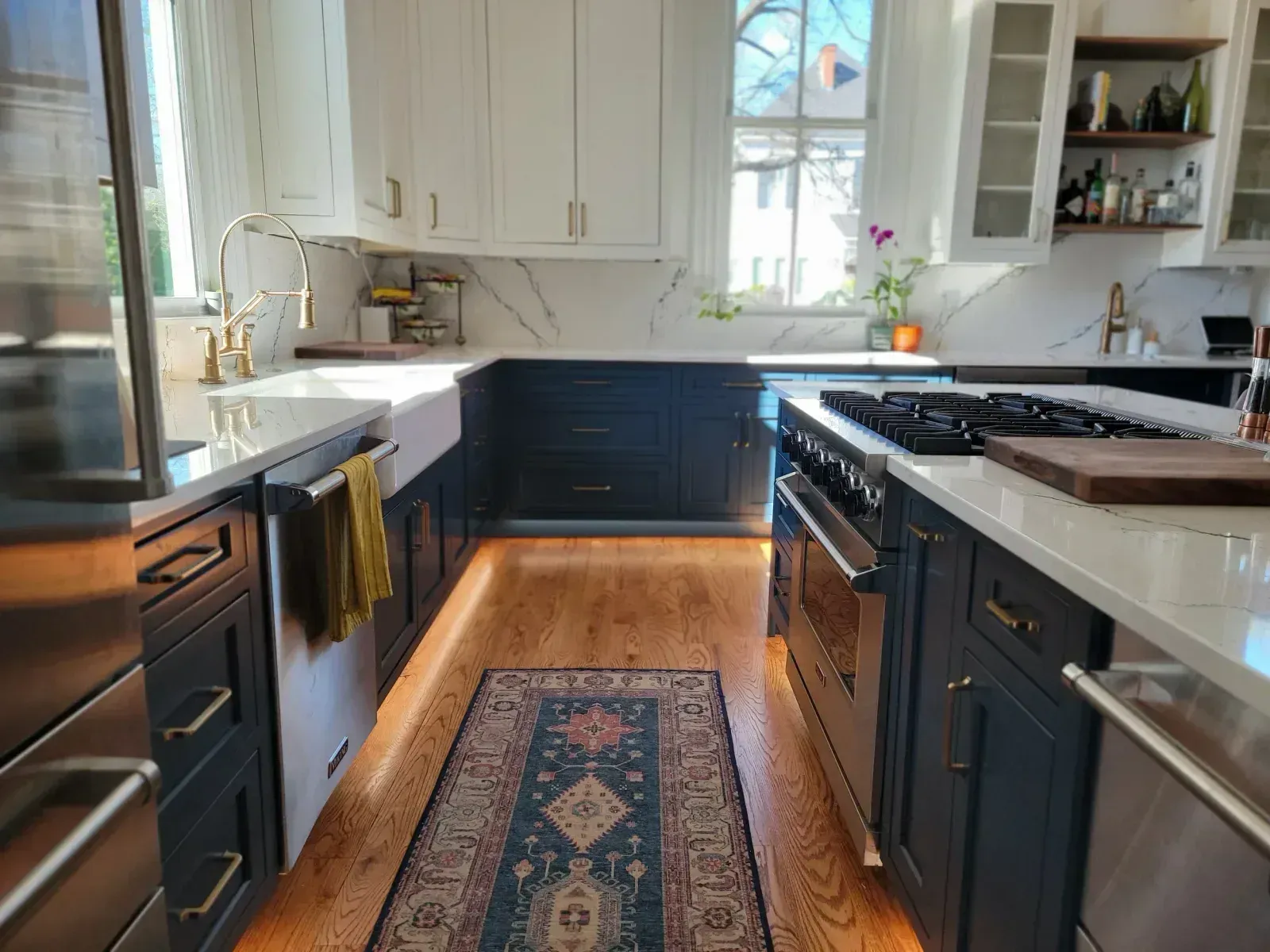 Two-tone kitchen with navy lower cabinets